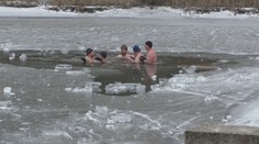 Voda v zamrznutých jazerách je teplejšia ako vzduch. Otužilci jej nedokážu odolať