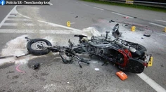 Tragická zrážka osobného auta s motorkou si pri Púchove vyžiadala dve obete