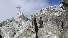 Sochy Panny Márie ktosi vyniesol na vrcholy Tatier. Ochranári v tom vidia problém