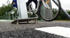 Cyklisti sa z nej netešili ani týždeň. Cyklotrasu v najstaršom pútnickom mieste zničili vandali