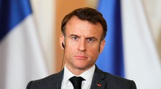Francúzsky prezident Emmanuel Macron neodstúpi. Nového premiéra vymenuje čoskoro