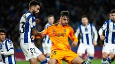 Nenávisť fanúšikov prekročila všetky hranice, obrancovi Realu želali smrť. Zápas prerušili