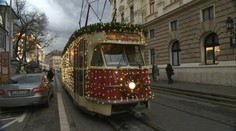 Hlavným mestom už jazdí čarovná vianočná električka. A úplne zadarmo!