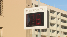 Zákon, aký sme tu ešte nemali: Budú radarmi merať rýchlosť chodcom? Polícia vydala jasné stanovisko