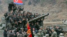 Kim Čong-un sa pripojil k svojim vojakom, počas výcviku sadol do tanku