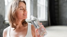 Odborníci varujú, že aj pitie priveľa vody môže byť nebezpečné. Môže viesť k vážnym stavom, dokonca aj k smrti