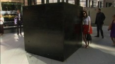 Originálne zviditeľnenie sa! Kapela koncertuje v kocke, v ktorej sa nedá dýchať