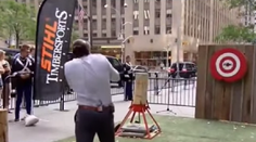 Moderátor v priamom prenose minul terč a sekerou trafil hosťa