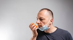 Koronavírus sa vracia v pozmenenej podobe. Tri známe príznaky trápia nakazených ľudí čoraz menej