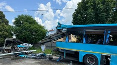 Deň po nešťastí osádzali nové závory a kosili kríky. Na trati, kde sa stala tragédia, odstránili závady