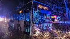 Nehoda, z ktorej mrazí. Na východe Slovenska narazil autobus do stromu, viacerí sa zranili