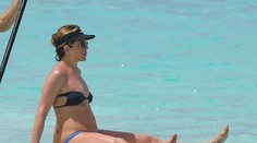 Jennifer Aniston v bikinách. Konečne tehotná alebo len napapaná?