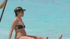 Jennifer Aniston v bikinách. Konečne tehotná alebo len napapaná?