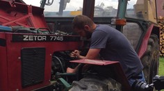 Zaplatil zálohu za nový traktor, ale vozí sa na starom. Tadeáš naletel podvodníkovi