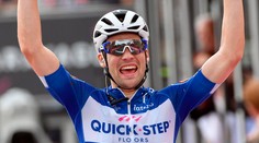 Schachmann vyhral 18. etapu, Yates stratil, no naďalej je v ružovom