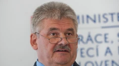 Na odvolávanie ministra Richtera má opozícia dosť podpisov. Návrh predloží zajtra