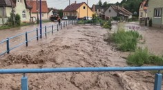 Autentické zábery, ako sa vylial potok pri Prievidzi. Za chvíľu boli ulice a domy pod vodou