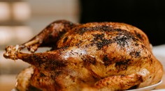 Jednu časť kurčaťa nikdy nejedzte. Zhromažďujú sa v nej baktérie a parazity, nezabije ich ani teplo