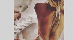 Slovenský hokejista ukázal holú frajerku vo vani: Záber ako z porna