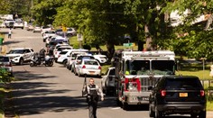 Prestrelka pri zatýkaní hľadaného muža. Zomreli traja policajti, ďalší bojuje o život