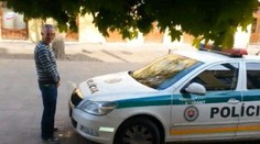 Prešovčan sa vymočil policajtom na auto. A priamo na slovenský znak