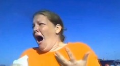 Hysterická reakcia matky, ktorá zabudla dieťa v aute. Skončila v base