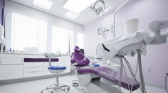 Žena zomrela krátko po vytrhnutí zuba. Lekár mal falošný diplom, sestra bola krajčírka