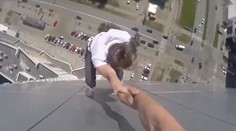 Z tohto ide strach! Mladík visí z výškovej budovy bez istenia