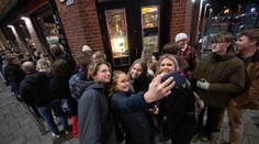 Ulice plné ľudí, bary a diskotéky praskajú vo švíkoch. Švédi oslavujú návrat do normálneho života