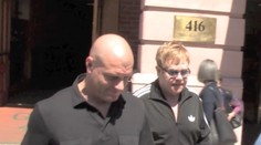 Elton John ho vraj chytal za genitálie, v prípade teraz nastal nečakaný zvrat