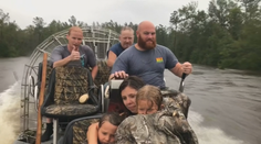 Mysleli si, že je to ich koniec. Voda unášala celú rodinu, aj tehotnú ženu s dvomi deťmi