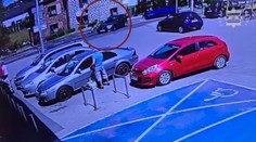 VIDEO: Desivá nehoda. Cyklista preletel cez kapotu auta a letel niekoľko metrov