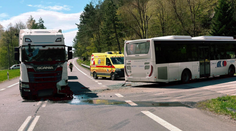 Nehoda na strednom Slovensku. Zrazil sa autobus s kamiónom