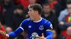 VIDEO: Hviezda Evertonu chcela v bare zapiť výhru, skončilo sa to bitkou