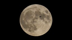 Na Mesiaci objavili jaskyňu. Môže slúžiť ako útočisko pre astronautov