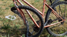 Opitá záchranárka zrazila cyklistu a ušla. Prišla o prácu