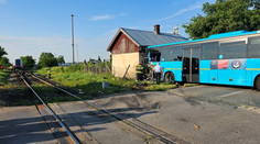 Hrozivá nehoda v Ivanke pri Nitre, zrazil sa tu vlak s autobusom