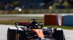 Kvalifikáciu v Španielsku ovládli jazdci McLarenu.  Verstappen s Russellom mali identický čas