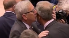 Prečo ste tu? Chcete predsa odísť, podpichol Juncker Faragea