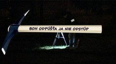 Prokurátorovi vo Veľkom Krtíši zabodli do auta čakan s odkazom