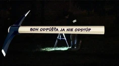 Prokurátorovi vo Veľkom Krtíši zabodli do auta čakan s odkazom