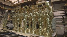 Takto sa vyrábajú sošky OTO. Postup je náročnejší ako pri Oscaroch