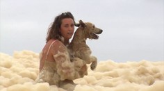 VIDEO: Obrovská masa peny pokryla austrálske pláže. Žene sa v nej stratil pes