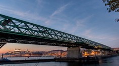 Policajti zachránili mladú ženu, ktorá skočila zo Starého mosta do Dunaja