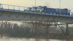 Vodiči sa zrejme čoskoro dočkajú. Na hlohoveckom moste vykonali kľúčovú zaťažovaciu skúšku