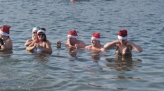 Pri Podhradskom mori bolo veselo. Z ľadovej vody trčali len červené čiapky