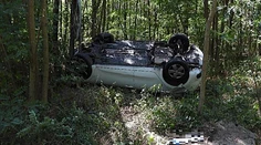 FOTO: Pred auto mu vraj vbehla srna. Mladého vodiča (22) po vážnej nehode ratovali leteckí záchranári