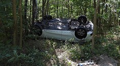 FOTO: Pred auto mu vraj vbehla srna. Mladého vodiča (22) po vážnej nehode ratovali leteckí záchranári