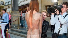 Najodvážnejšie šaty v Karlových Varoch. Nahé prsia a zadok ako cesnak