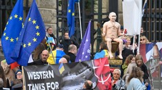 V jednej ruke krvavá práčka, v druhej WC kefa. Lídrov krajín EÚ v Prahe privítala karikatúra Putina